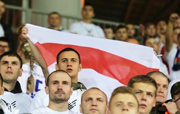 Солигорские болельщики вывесили баннер «Жыве Беларусь!»