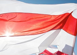 Партизаны Дзержинска вывесили большой бело-красно-белый флаг