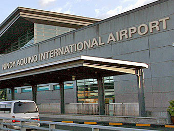 Работу филиппинского аэропорта нарушил пчелиный рой