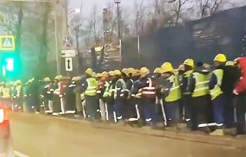 У Московского НПЗ выстроились толпы иностранных рабочих
