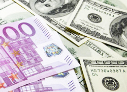 Евро опустился к доллару до девятилетнего минимума