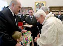 «Прожекторперисхилтон»: Лукашенки в Ватикане (Видео)