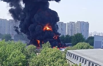 В Москве горит крупный ремонтный завод