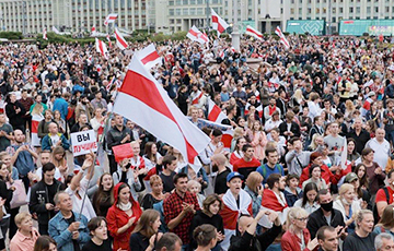 «Весь мир сейчас знает Беларусь по морю бело-красно-белых флагов на улицах»