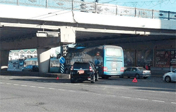 Фотофакт: Автобус ХК «Динамо-Минск» попал в аварию в центре столицы