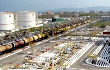 В оккупированной Феодосии после «прилетов» снова горит нефтебаза