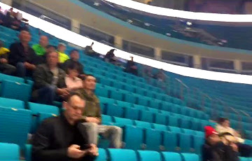 Видеофакт: атмосфера на трибунах во время матча ЧМ Беларусь - Литва