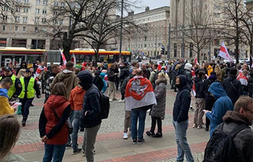 В Варшаве проходит большой Марш солидарности беларусов с Украиной