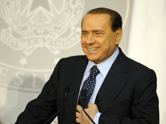 Берлускони заявил о выходе из "мусорного кризиса"