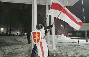 Въезжающих в Барановичи сегодня приветствовал бело-красно-белый рыцарь