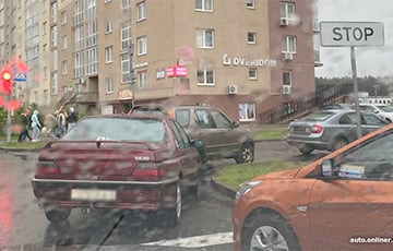 «Паркуются на выездах и заездах во дворы»