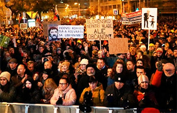 Жители Словакии вышли на большой протест против правительства Фицо