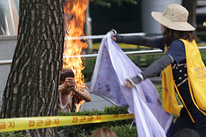 Мужчина поджег себя перед посольством Японии в Сеуле