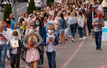 Более шести часов длится женская акция возле станции метро «Уручье» в Минске