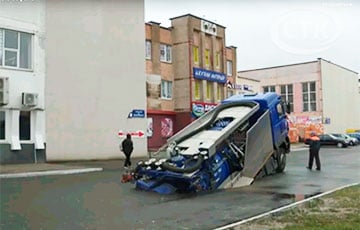 В Солигорске грузовик с цистерной провалился под землю прямо на проезжей части