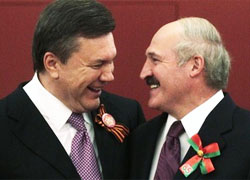 Янукович летит в Москву для встречи с Лукашенко и Путиным