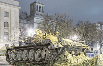У посольства РФ в Берлине установили подбитый московитский танк