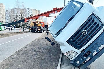 В Минске упал автоподъемник с рабочим в люльке