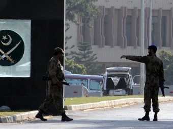 Пакистанские военные начали спецоперацию против захвативших армейский штаб боевиков