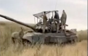 Украинские бойцы захватили вражеский Т-72 с «мангалом» на башне