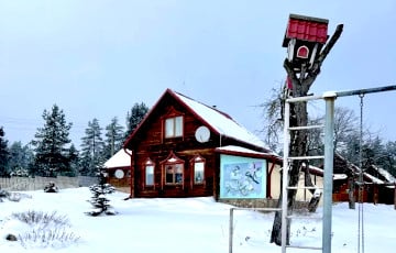 Рядом с Мирским замком продают необычную усадьбу