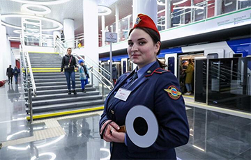 Странный предмет в руках работников минского метро удивил беларусов