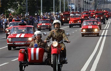 Пожарники с бело-красно-белыми флагами провели парад в Минске