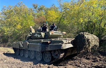 Украинские военные показали, как на трофейном танке уничтожают оккупантов