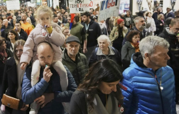 Сербы вышли на массовые протесты