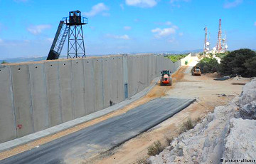 Израиль возводит заградительные сооружения на границе с Ливаном