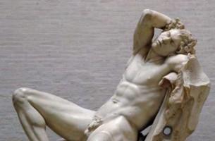 Студент сломал статую 19 века в Милане, когда делал селфи для инстаграма