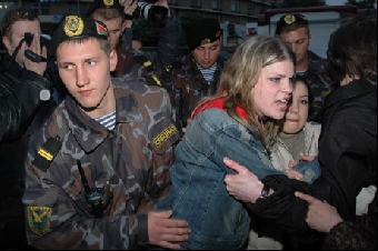 Портреты политзаключенных в центре Минска в день приезда премьера РФ (Фото)
