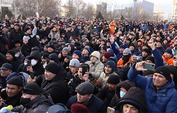 Простестующие в Казахстане отобрали у военных часть техники
