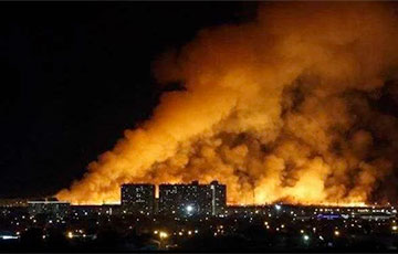 В московитской Тюмени бушует масштабный пожар: впечатляющие кадры