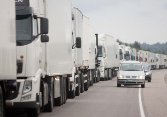 На границе с Литвой и Латвией образовались огромные очереди из грузовиков