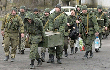 13 московитских вооруженных оккупантов покинули часть в Херсоне и угнали автомобили