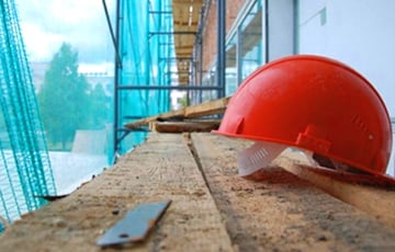 На стройке в Минске обрушилась мобильная платформа с рабочими
