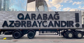На параде в Баку Эрдогану показали панно из номеров захваченных армянских машин