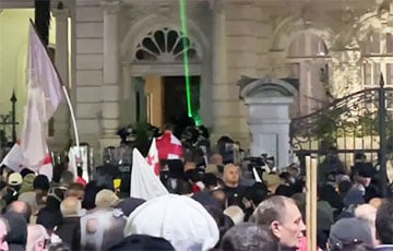 В Тбилиси протестующие штурмуют президентский дворец