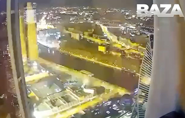 Мощная вспышка и столб огня: момент удара по правительственному центру Москвы показали на видео