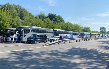 На границе Беларуси с Польшей выросла очередь из автобусов