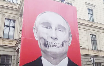 В Риге ветер повредил «череп Путина»