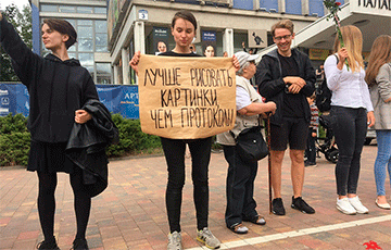 Белорусские художники вышли в Минске на акцию солидарности