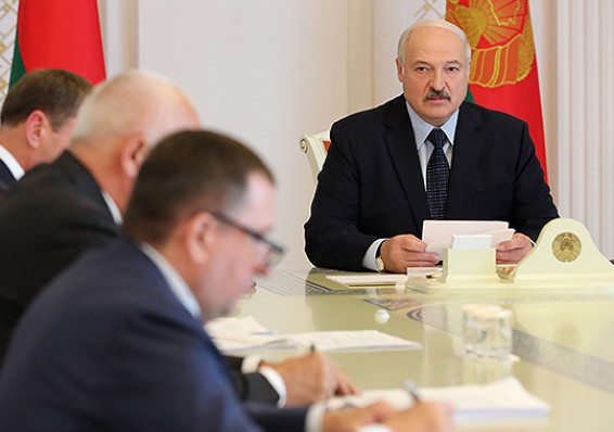 Лукашенко раскритиковал спортсменов: В футбол мы играть не умеем, плавать разучились