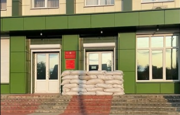 У входа в военный комиссариат Брестской области заметили мешки с песком