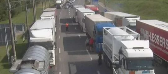 Около 2 тысяч большегрузов не могут выехать из Беларуси в ЕС