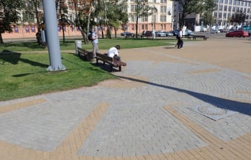 На площади Якуба Коласа в Минске убрали тротуарную плитку с васильками