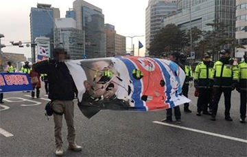 В Сеуле на акции протеста жгли флаг КНДР