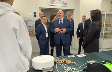 Лукашенко показали странный беларусский робот-пылесос