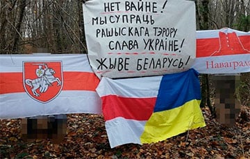 «Гони оккупантов!»: жители Новогрудка вышли на акцию против войны